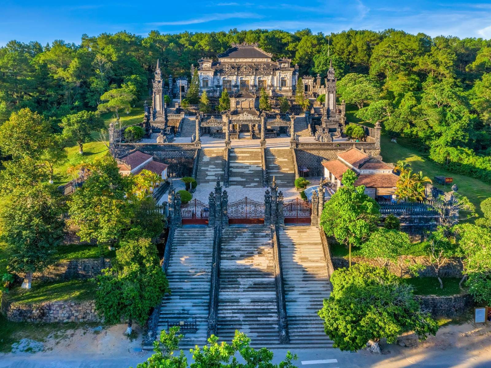 Huế - Thiền Viện Trúc Lâm Bạch Mã - Hội An - Khu Du Lịch Bà Nà Hills - Bảo Tàng Tranh 3D - 4N3Đ