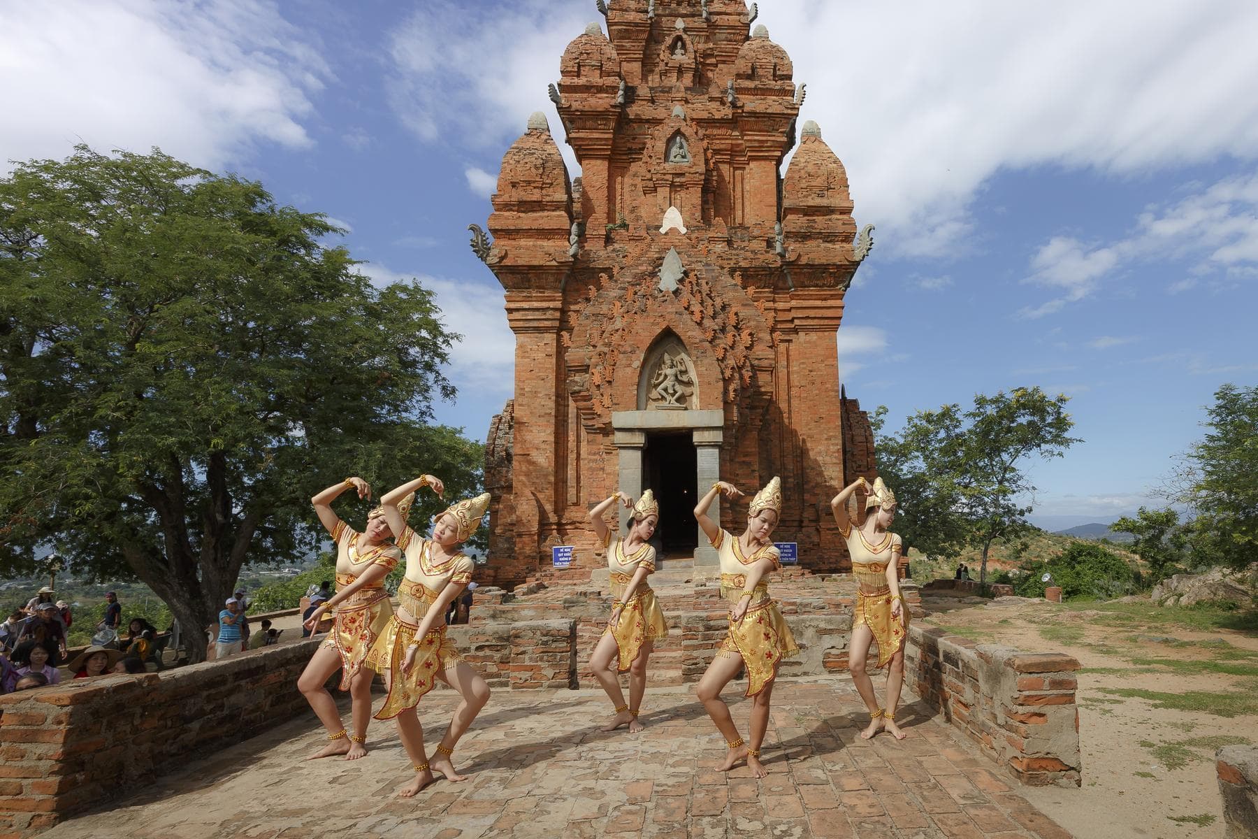 Sự Kiện Lễ Hội Ẩm Thực: Ninh Chữ - Phan Thiết - Hang Rái - Trùng Sơn Cổ Tự - Tháp Chăm Poklong Garai - Đồi Cát Trinh Nữ